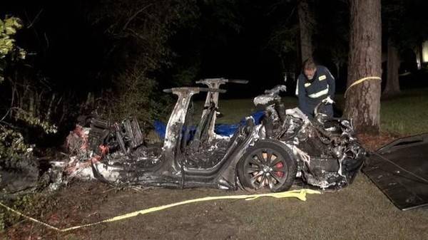特斯拉汽车撞树导致两人死亡 事发时为无人驾驶状态