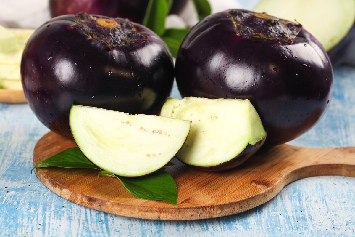 不管是长茄子还是圆茄子,买的时候一定要看看茄子的颜色,如果茄子四周