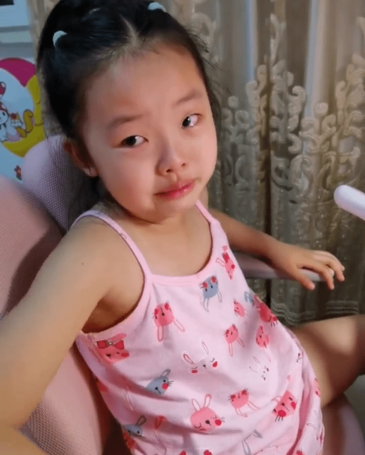 妈妈布置额外作业女儿气哭!