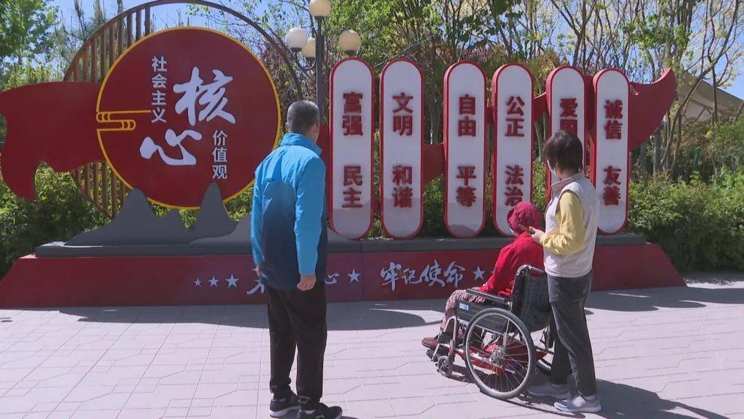抬轮椅,一人拽轮椅,将老人从3米高的楼梯一个台阶一个台阶地挪下来