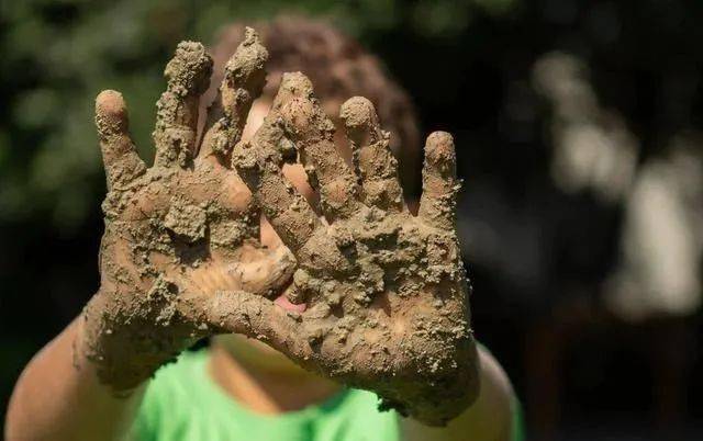 一起踩泥巴,摔泥巴,玩泥巴,享受到创造所带来的快乐!