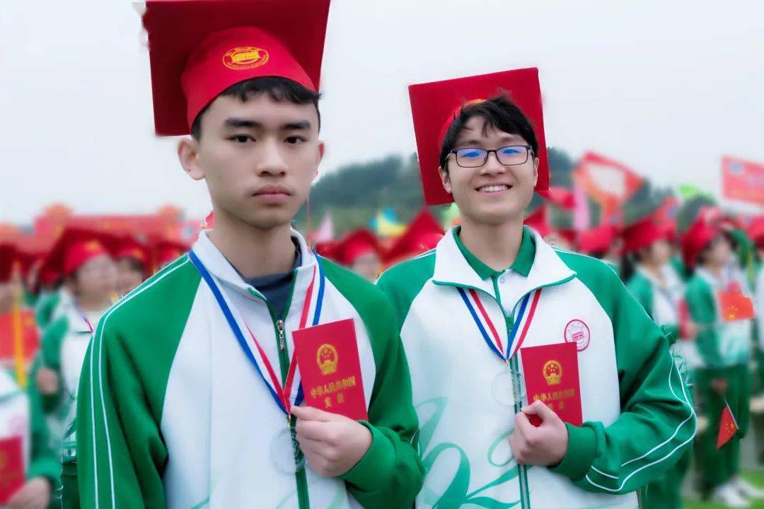 今天我们十八啦我们在仪陇中学集体过生日