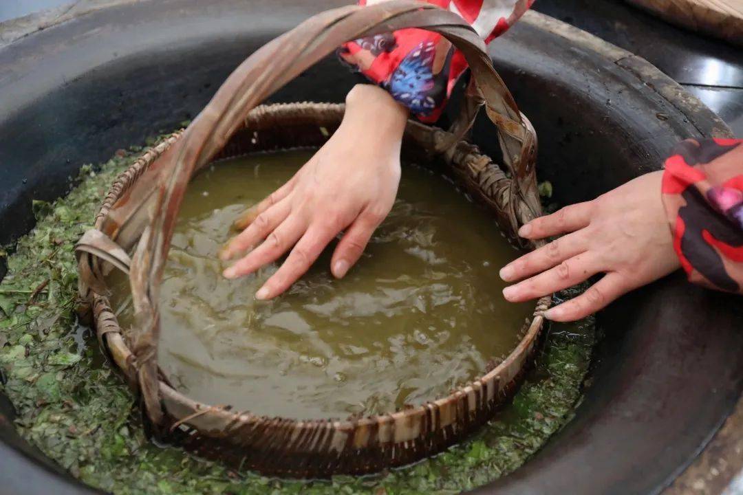 溧阳味道干饭人吃乌米饭啦