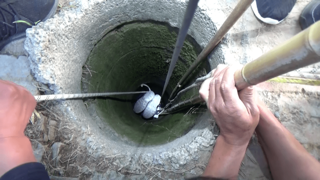 许昌一老人坠入10米深井!消防员3次"倒挂"救援!