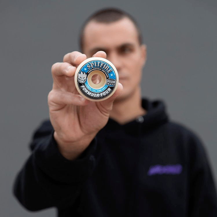 现在滑板店有售各式图案的小火人滑轮