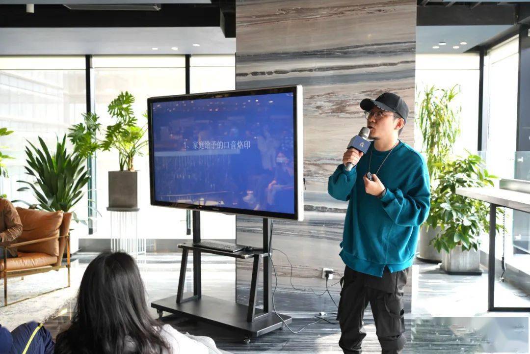 老师甚至还会用方言来教学,对比从前,曹石感慨道,如今小学生要求必