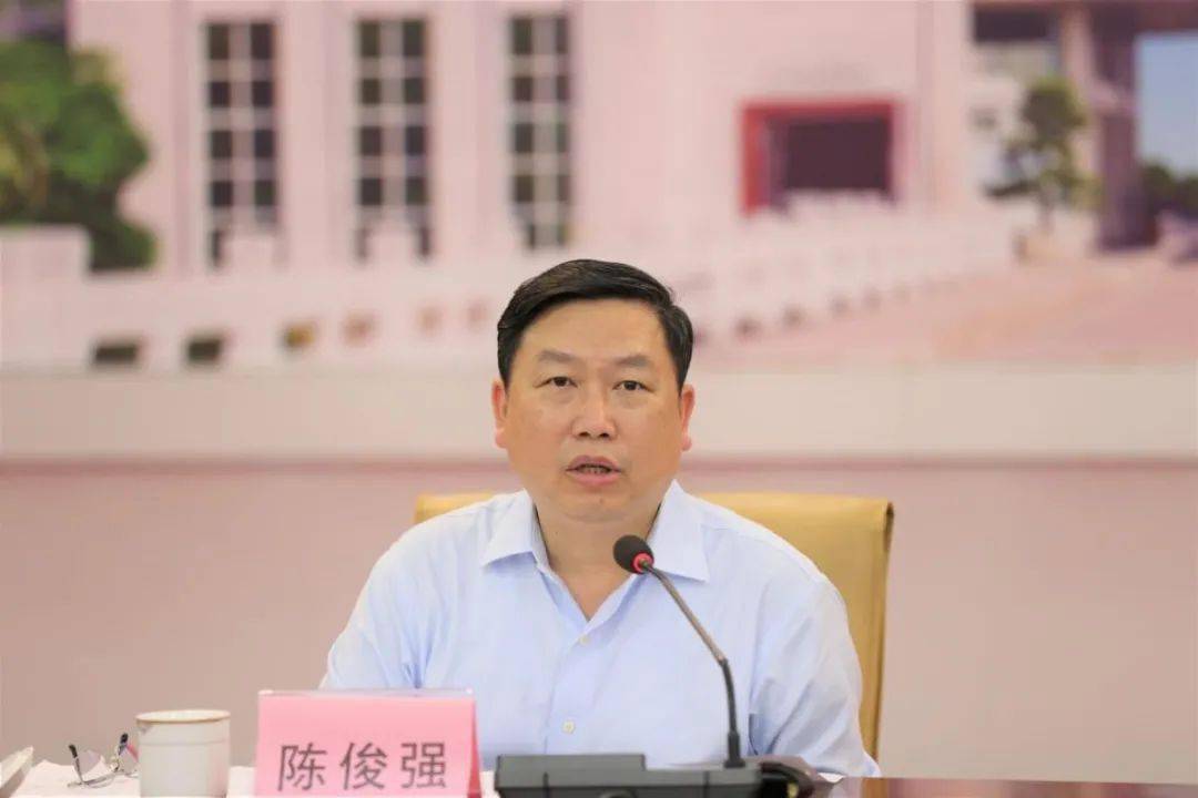 东兴市市长陈建林,副市长陈春燕及东兴市委组织部,编办,市发改局,财政