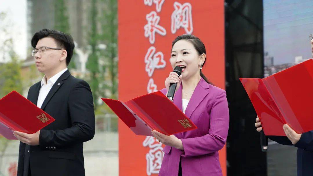 相声《戏说国学》节目精彩纷呈市委常委,宣传部部长查兆娣,副市长徐飞