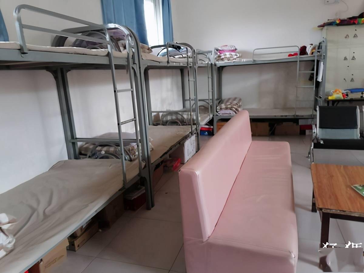 (男生宿舍)我们一般早上5:20叫第一批上中学的孩子,学校距离"村"里约