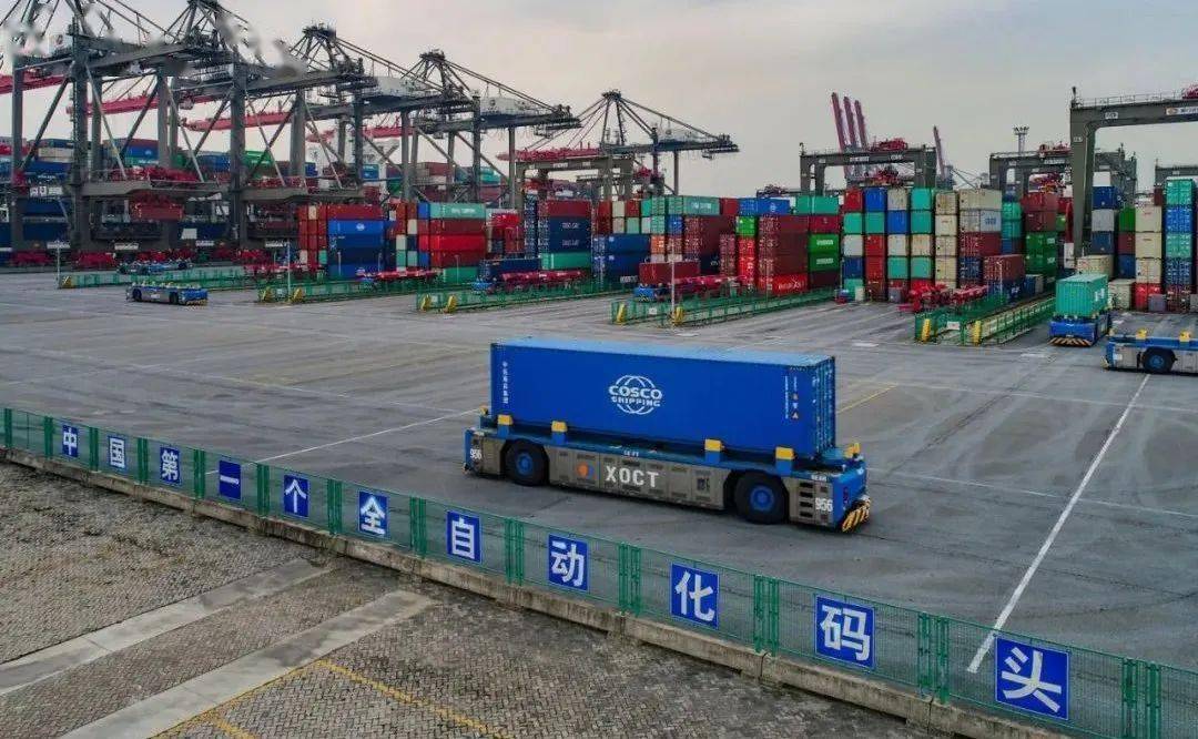 我国第一个全自动化码头—中远海运港口厦门远海自动化码头正式投入