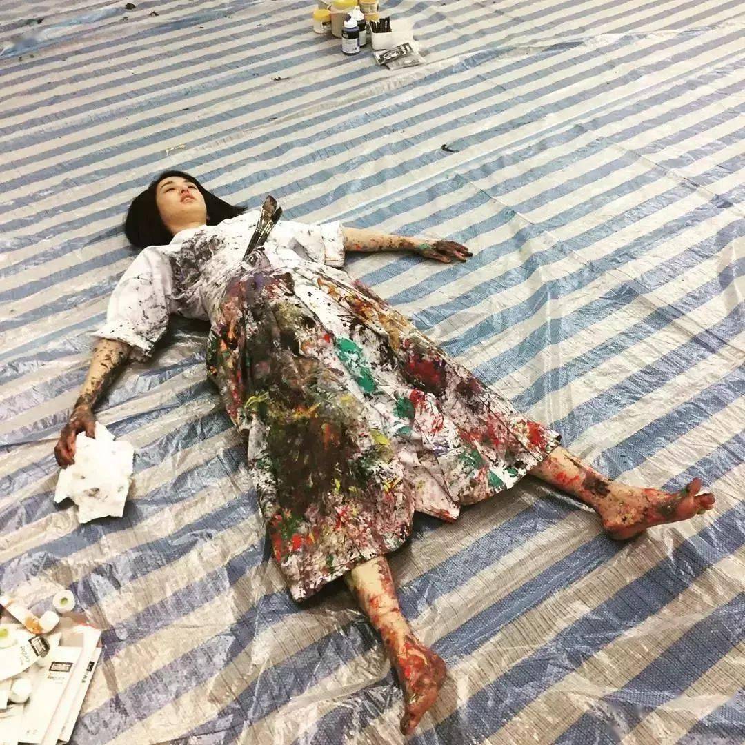 “狂野少女”绘画堪比毕加索,8亿人看她作画,作品震惊整个国际画坛