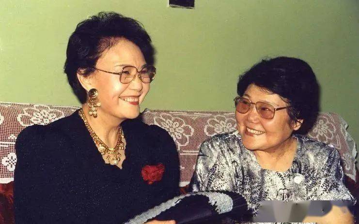 1990年,白杨和她的姐姐作家杨沫在一起1991年,白杨与蒋晓松夫妇