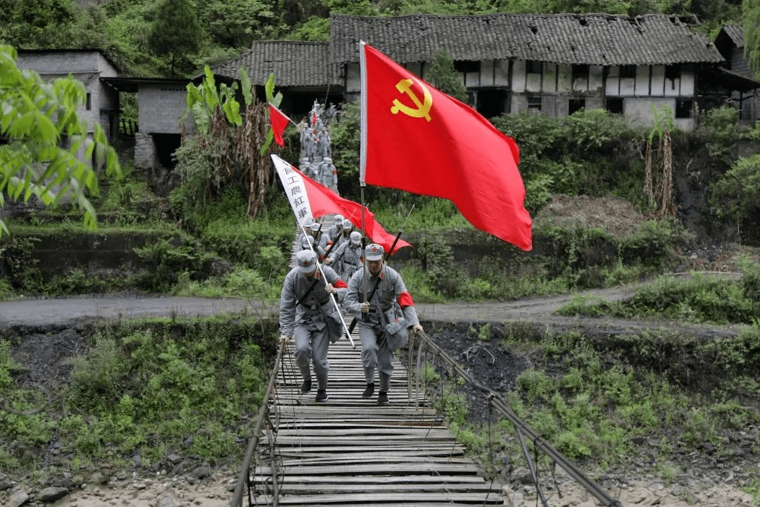 跨过铁索横桥,感受行军艰险