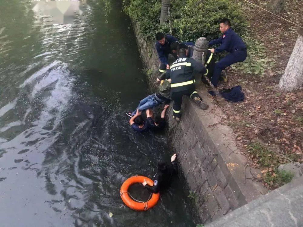 生死赛跑这群人持续心肺复苏10分钟救活溺水男子