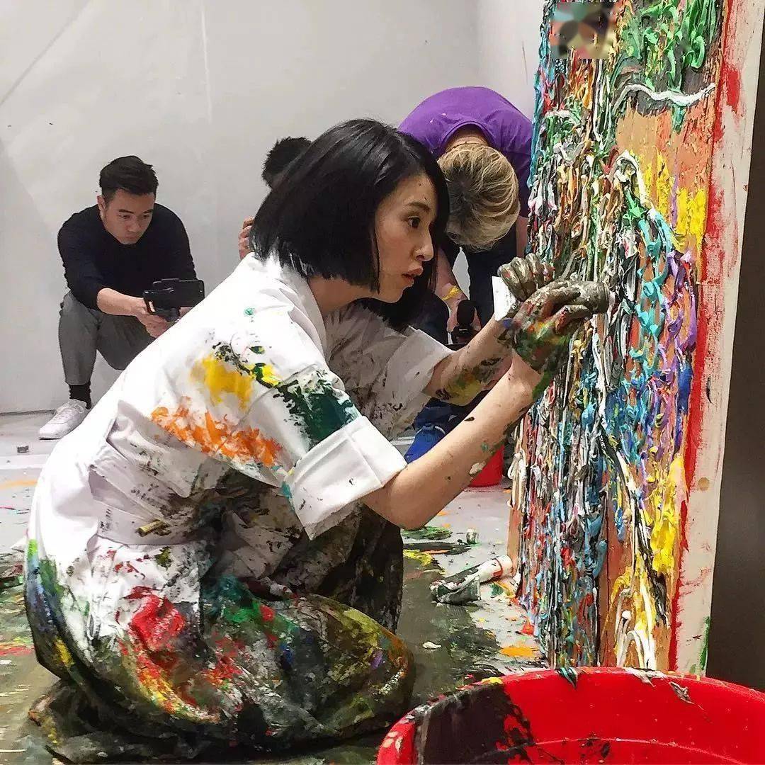 “狂野少女”绘画堪比毕加索,8亿人看她作画,作品震惊整个国际画坛