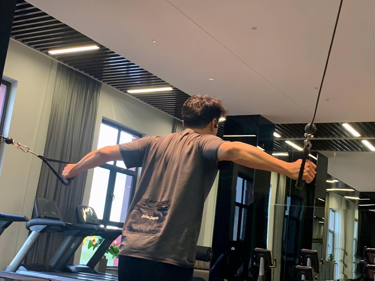 47岁段奕宏常年健身肌肉健硕想要中年不油腻自律运动不能少