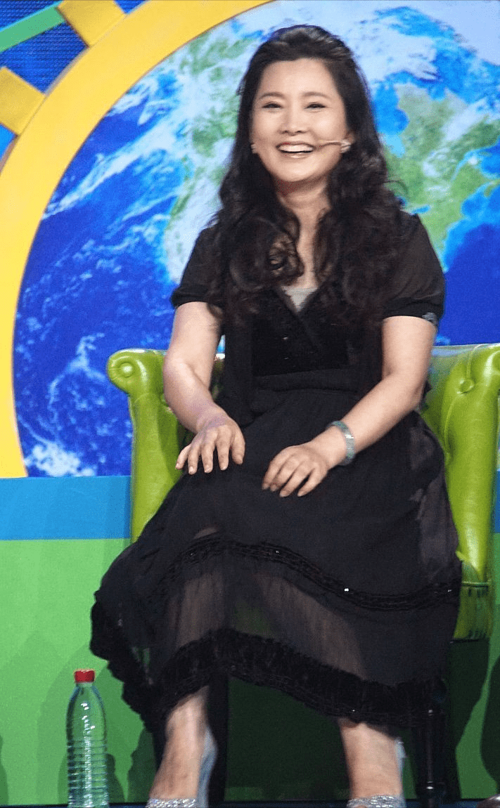 何赛飞的气质女人看了也喜欢穿上大气的裙子真让人仰慕