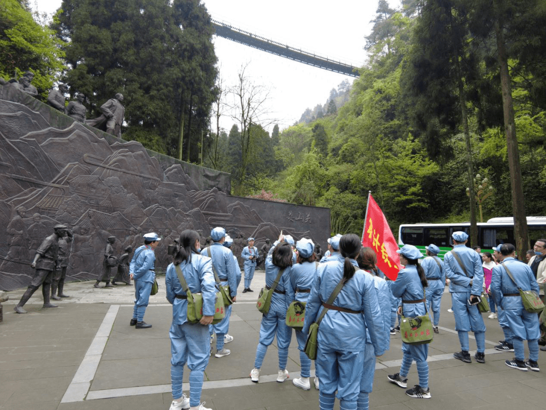 图为游客参观娄山关战斗遗址.