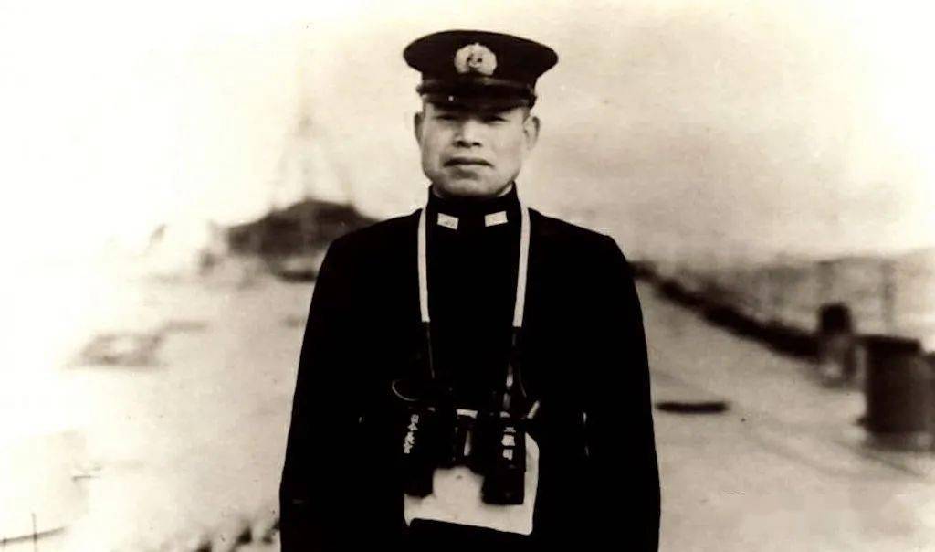 中间坐者是伊藤整一中将(鹤田浩二饰演),背对镜头者为联合舰队参谋长