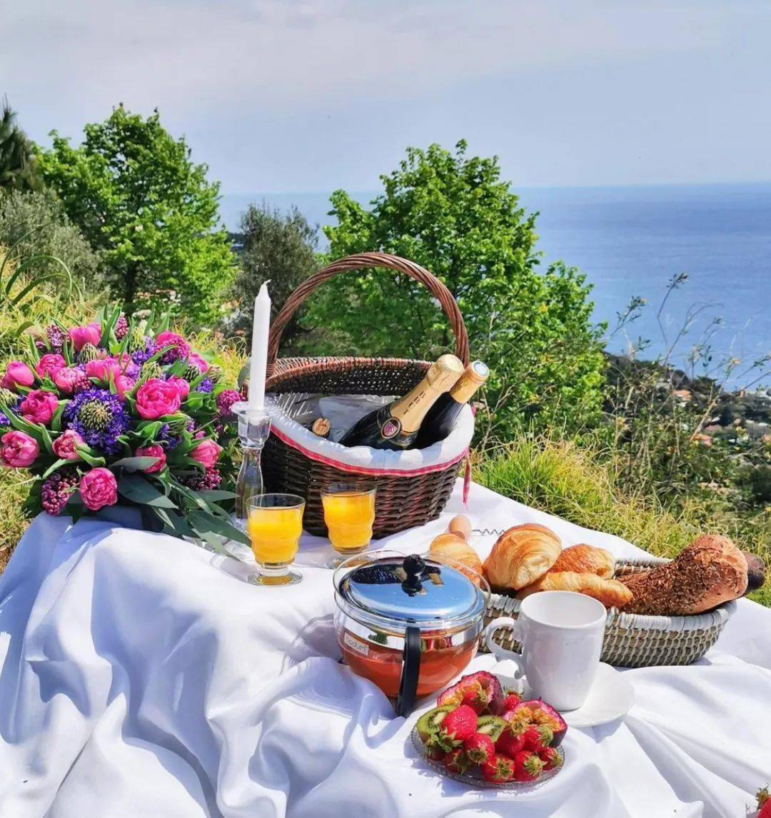 但朋友圈又开始流行野餐了 黄铜刀叉 ·法棍·起泡酒 想要你的野餐 