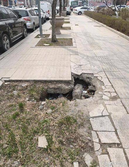 真闹心!半夜回家一脚踩进坑里