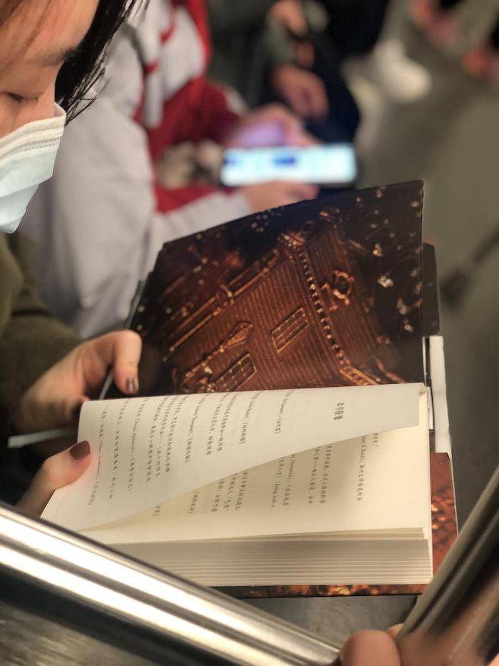 上海地铁上的读书人,最近一年在读什么?