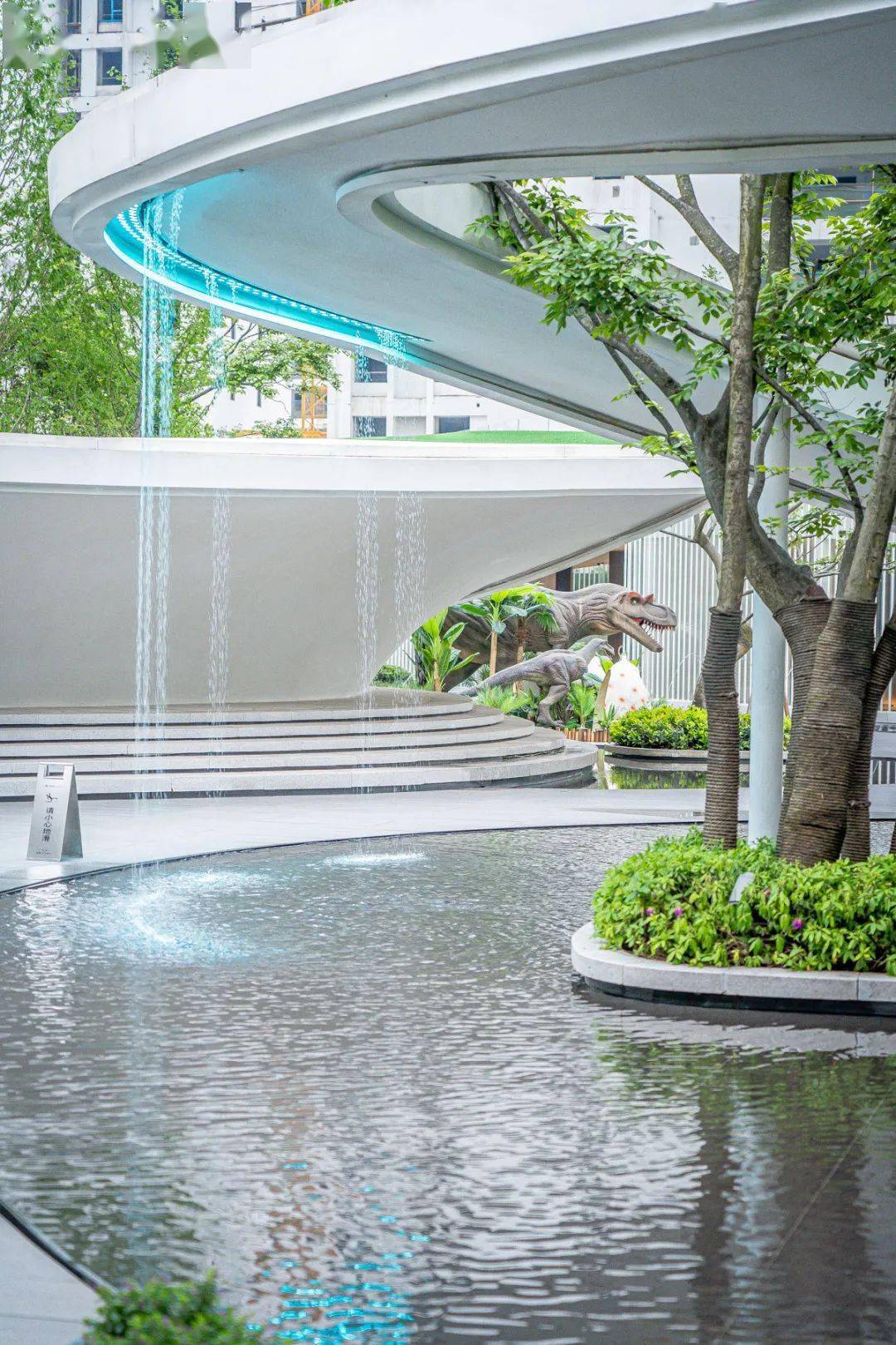 景墙与水波相映成趣,配合着灵动的艺术峡谷,每一帧美景皆可入画