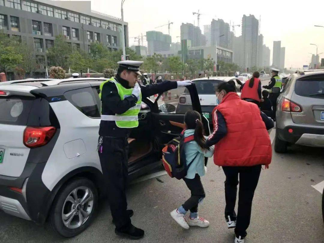 1007探访接送孩子上下学新方法新模式