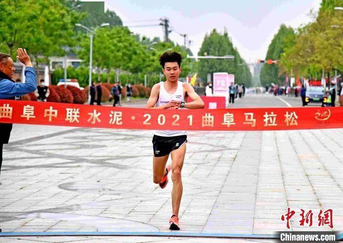 2021曲阜马拉松赛鸣枪起跑 参赛者领略孔子故里人文风貌