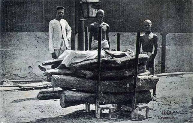 印度的露天火葬是因为新冠疫情造成死人过多火葬场不够用