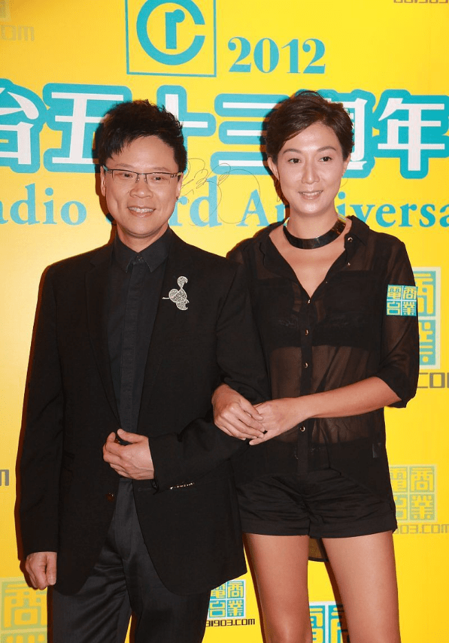 吴绮莉穿得真挺清凉透肉的上衣还挺迷人的大长腿又细又直