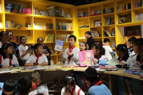 学党史悟思想办实事开新局福泉亲子共读悦享书香红色基因代代相传