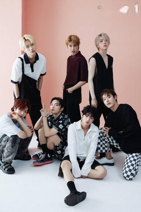 韩国男团未来少年最新杂志写真曝光