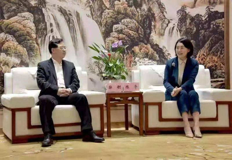 4月25日,市委副书记,市长陈平会见来访的东方航空武汉公司董事长,党委