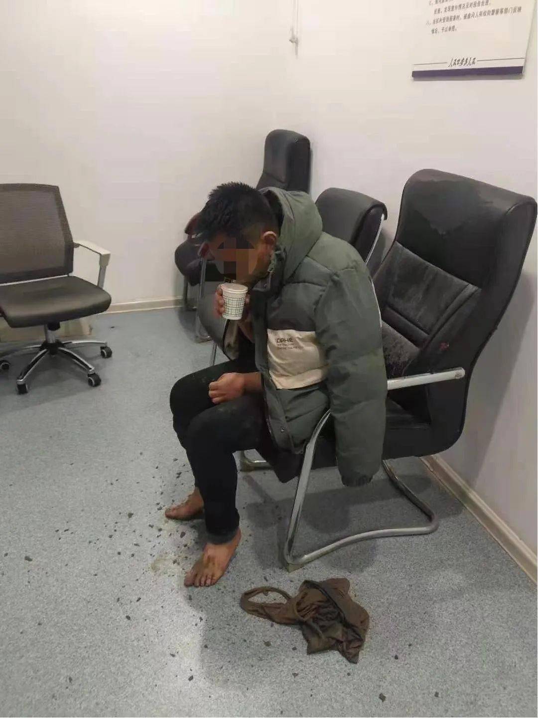 暖心丨民警冒雨正在淤泥中救出酒后走失须眉2021/4/28淤泥清理机(2)