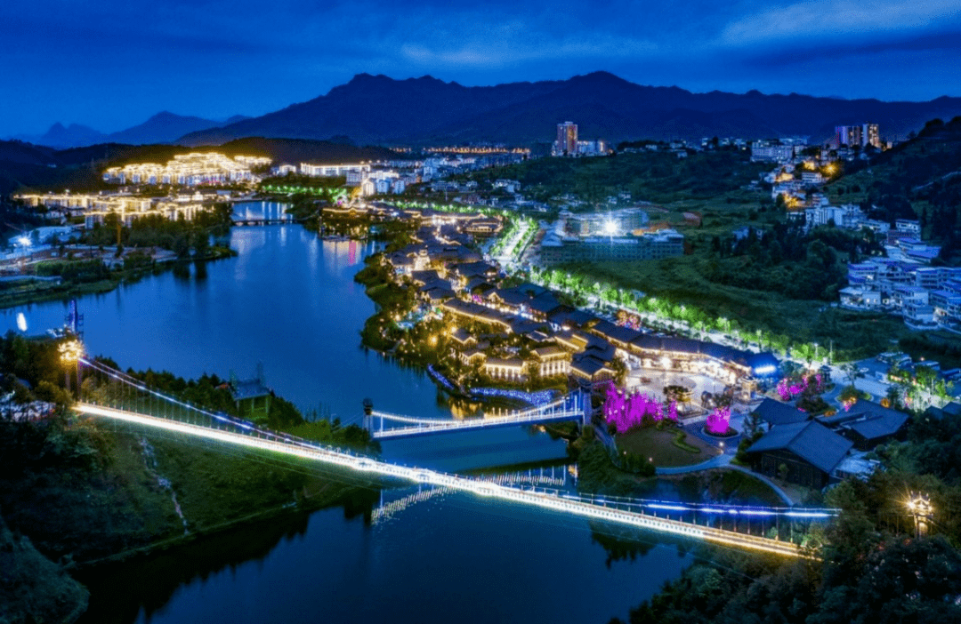 地球村摄影艺术节和怀旧电影展,加入穿越花海垂直马拉松或小镇环湖