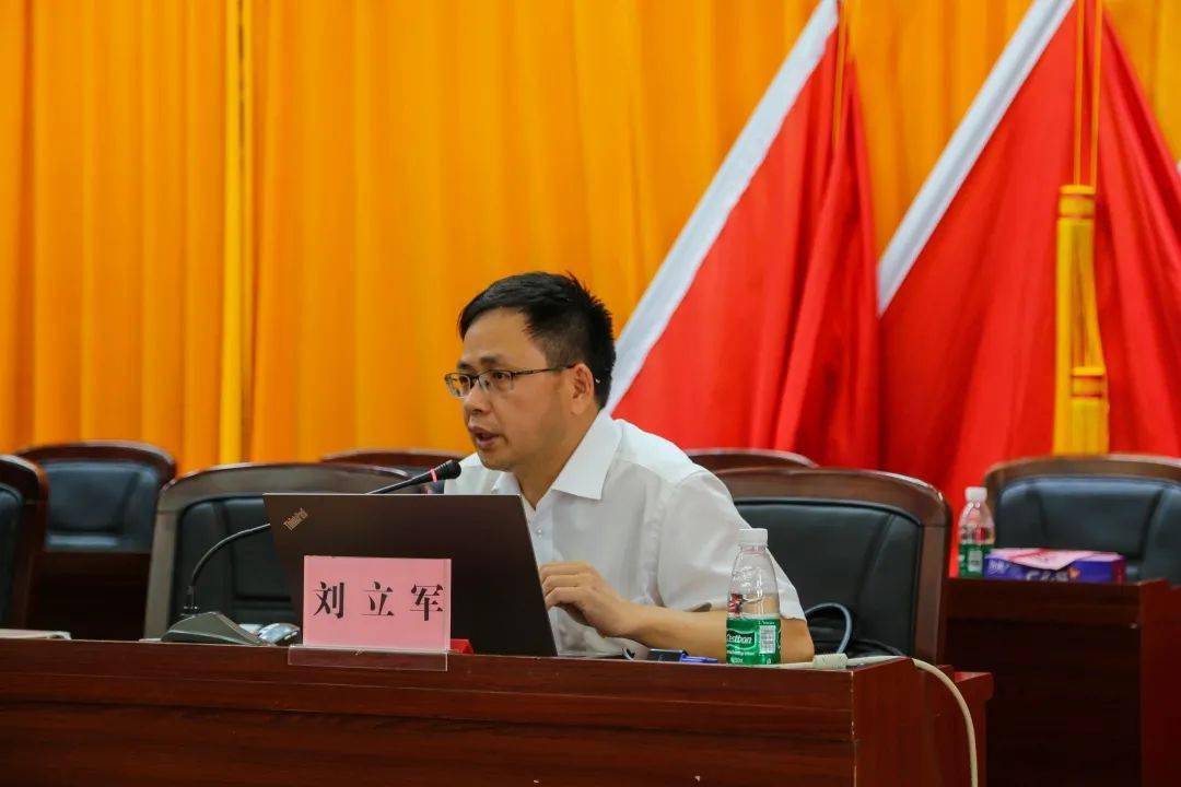 活动邀请了中共惠州市委党校教务部主任刘立军作了专题宣讲,新圩镇