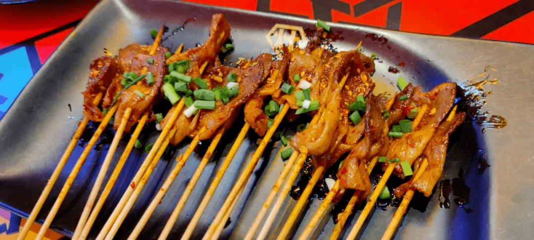 特别要说的是他们家的苕皮卷和肥肠卷大葱非常有创意,惊喜感十足.