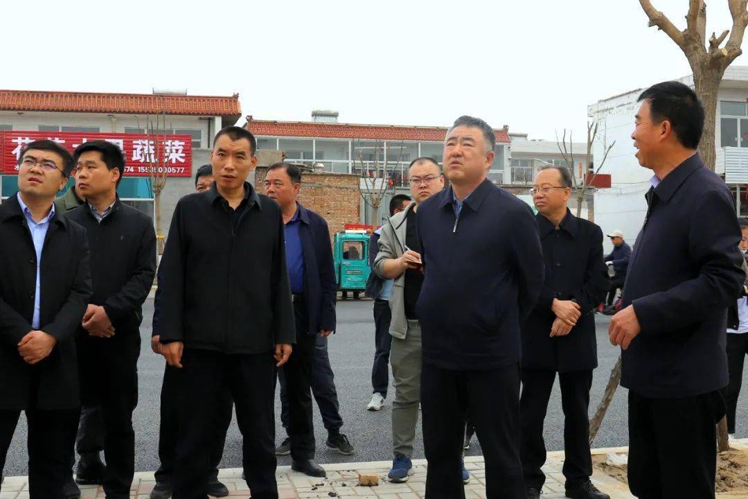 崔向松就光明街东延道路红外线整治工作现场办公