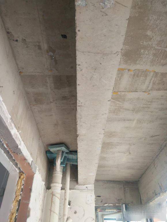 阳台上为何比别人家多一根梁占地又挡客厅采光砸一根留一根