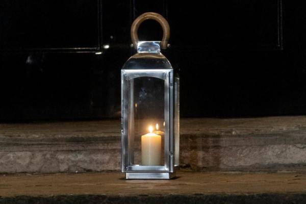 3月23日晚,一盏蜡烛灯摆放在英国伦敦唐宁街10号首相府门前.