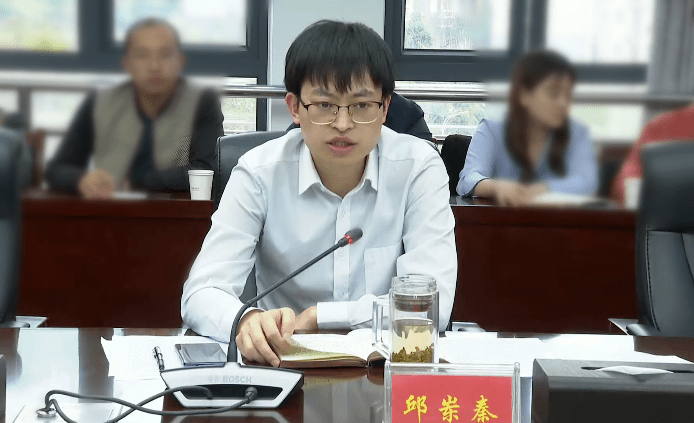 副县长邱岽秦出席会议并讲话.