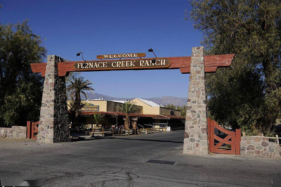 穿过美国加州的死亡谷来炉溪牧场度假村感受奇特地貌和景观