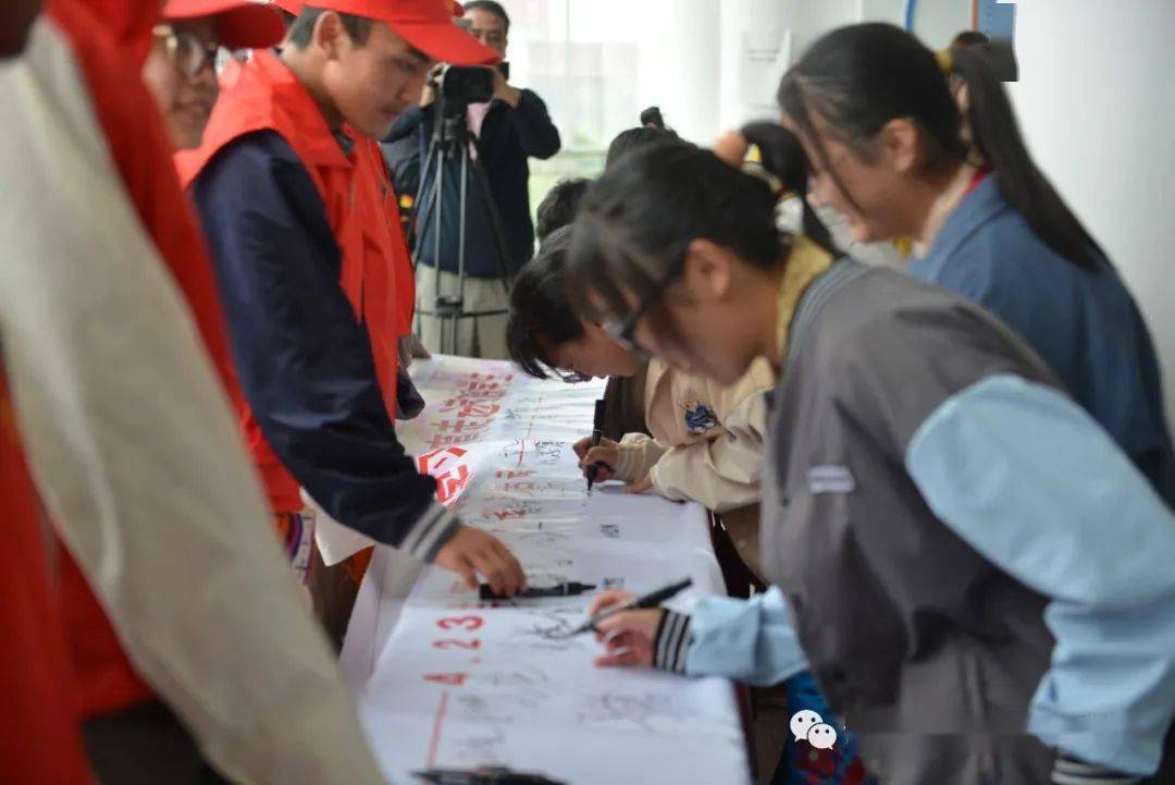 进贤一中党总支书记,校长焦祖卿表示:"本次读书活动进一步激发了同学