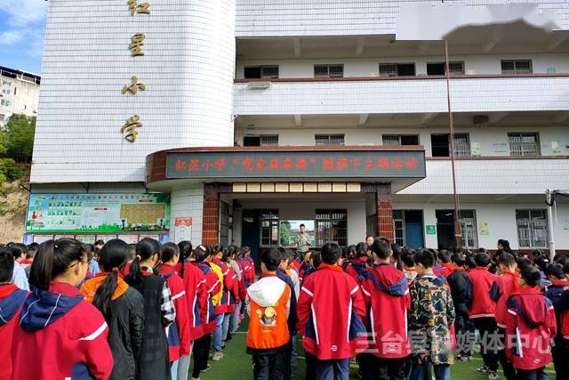 红星小学国旗下讲党史掀起党史学习教育热潮