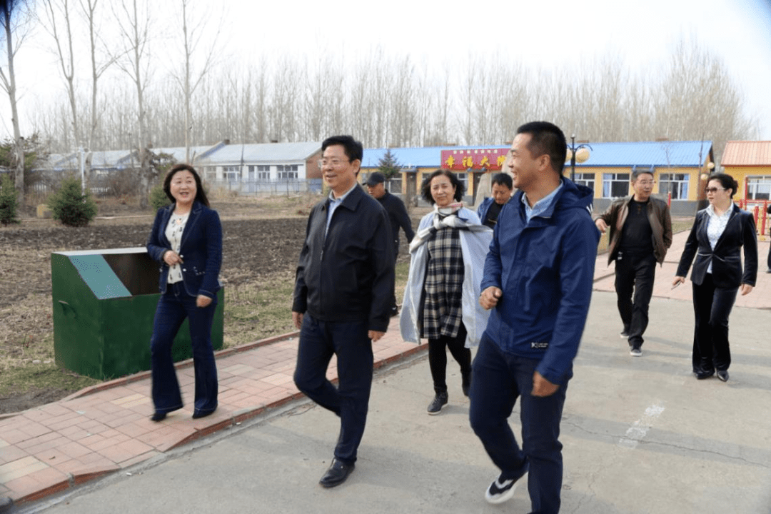 学党史践初心联企扶贫暖民心姜同河一行到依安县对口扶贫联系点捐赠