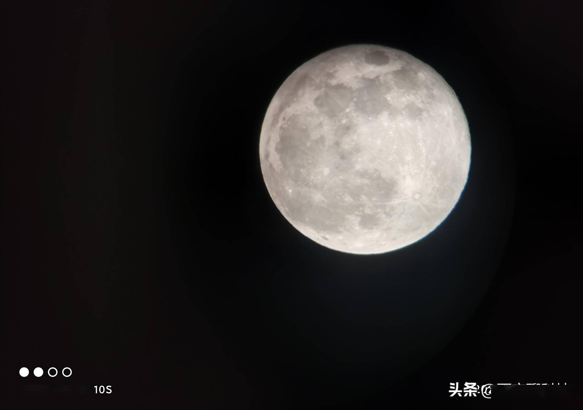 今晚上的月亮,据说是21年第一次超级月亮,赶紧拿上我的小米10s拍几张.