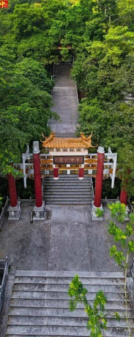 田园,山塘历历在目山下村庄,楼舍,云梯山和犁头尖山连成一片近山是