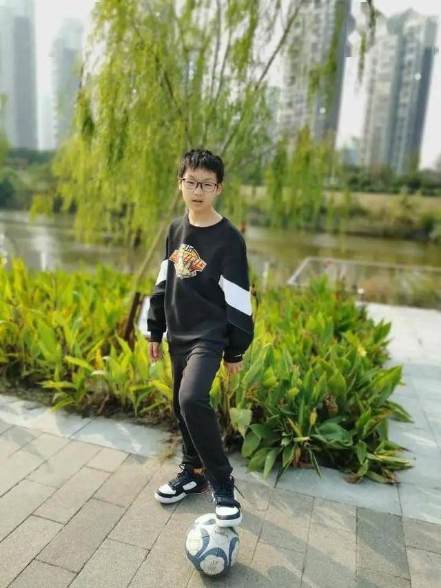 3岁小女孩走丢,两位男生的举动太暖心:你们穿校服的样子真帅_宋炀