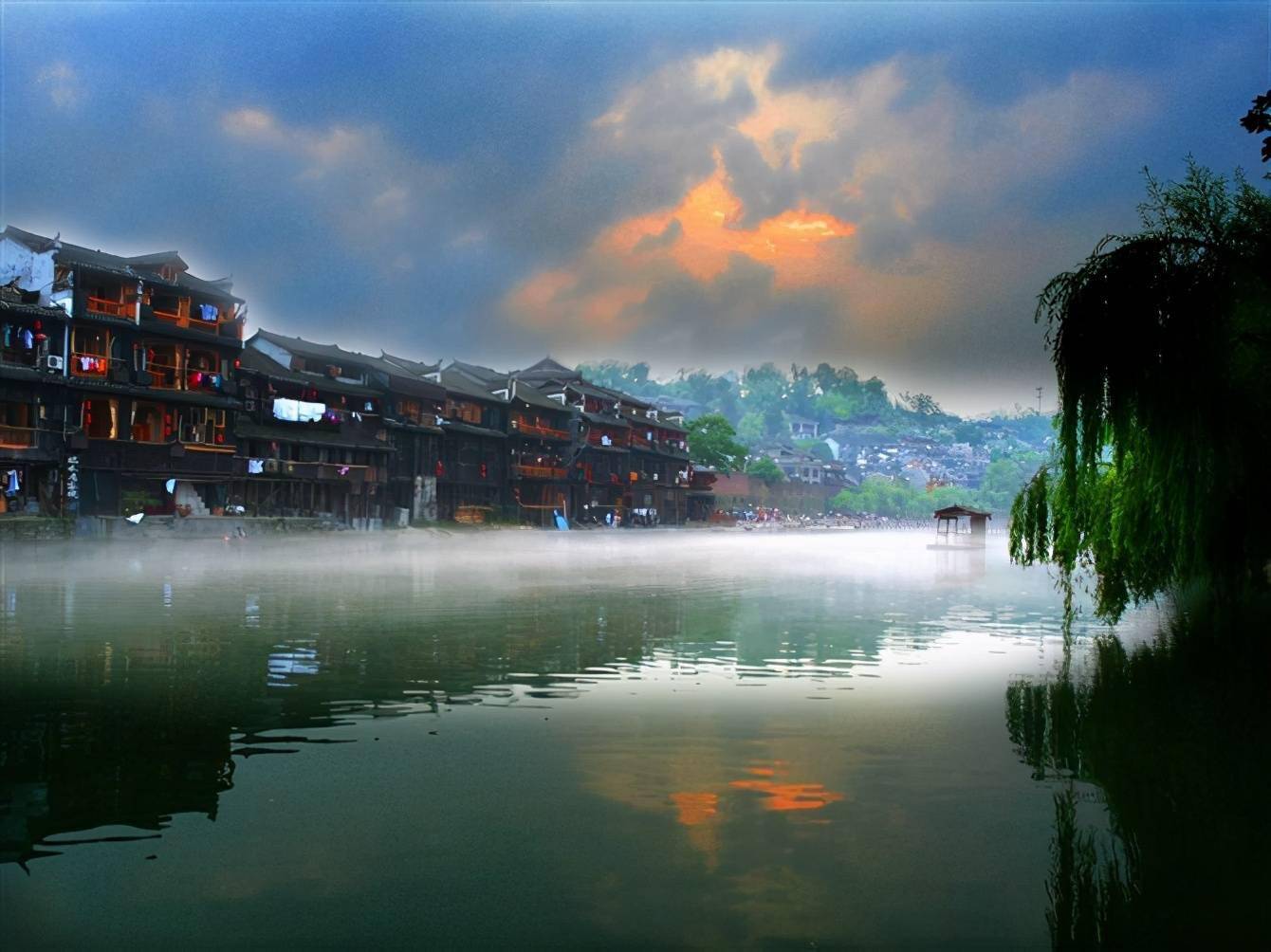 趁着阳光正好微风不燥来中国最美小城凤凰看尽边城风月吧